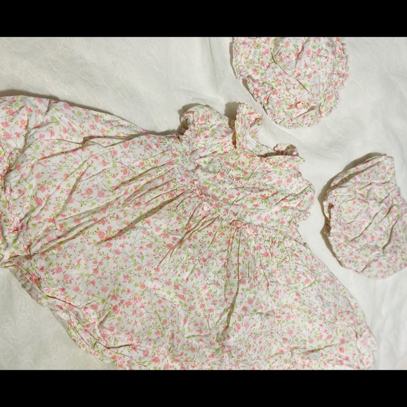 Flower dress with matching hat and bottoms - Picture 2 of 8